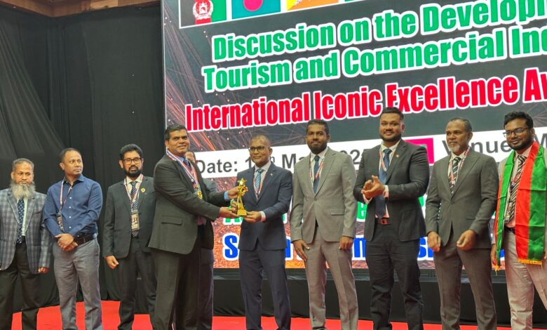 মালদ্বীপে ইন্টারন্যাশনাল আইকোনিক এক্সিলেন্স এ্যাওয়ার্ড পেলেন ইউএস-বাংলা কামরুল ইসলাম মালদ্বীপে ইন্টারন্যাশনাল আইকোনিক এক্সিলেন্স এ্যাওয়ার্ড পেলেন ইউএস-বাংলা কামরুল ইসলাম