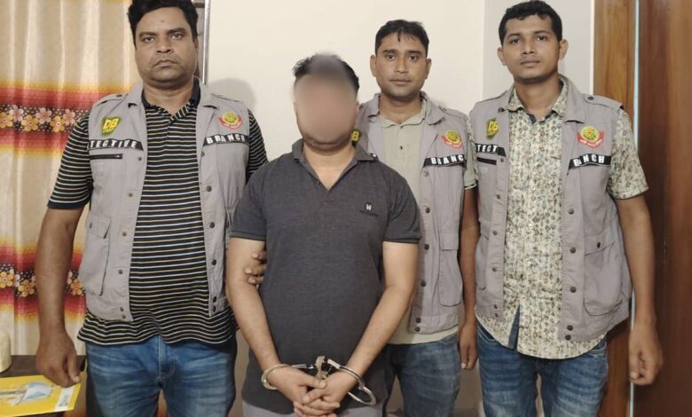উত্তরা থেকে সনদপত্র জালিয়াতি চক্রের মূলহোতাকে গ্রেফতার করেছে ডিবি উত্তরা থেকে সনদপত্র জালিয়াতি চক্রের মূলহোতাকে গ্রেফতার করেছে ডিবি