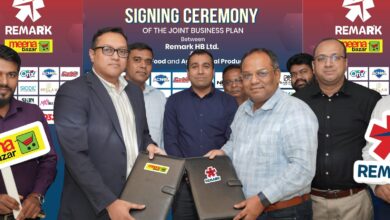 রিমার্ক হারল্যান ও মীনা বাজারের মধ্যে চুক্তি সই
