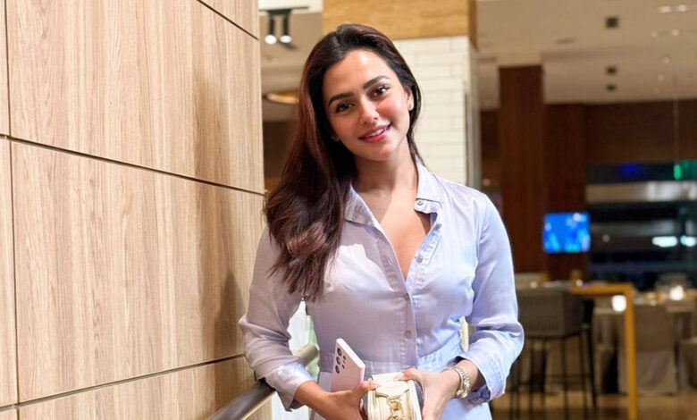 বিমানবন্দর থেকে নায়িকা নুসরাত ফারিয়া আটক বিমানবন্দর থেকে নায়িকা নুসরাত ফারিয়া আটক