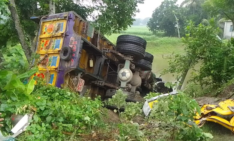 রাজবাড়ীর কালুখালীতে যাত্রীবাহী বাস ও ট্রাকের মুখোমুখি সংঘর্ষে ২০ জন আহত রাজবাড়ীর কালুখালীতে যাত্রীবাহী বাস ও ট্রাকের মুখোমুখি সংঘর্ষে ২০ জন আহত