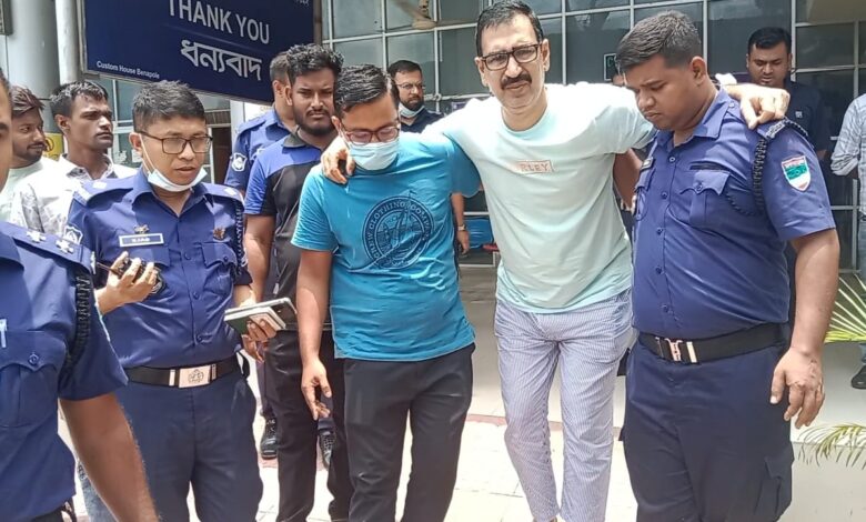 বেনাপোল ইমিগ্রেশন চেকপোস্টে গোপালগঞ্জ জেলা আওয়ামীলীগের সাধারণ সম্পাদক” আটক বেনাপোল ইমিগ্রেশন চেকপোস্টে গোপালগঞ্জ জেলা আওয়ামীলীগের সাধারণ সম্পাদক” আটক