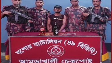 যশোরের শীর্ষ সন্ত্রাসী ‘পিচ্চি রাজা’ গ্রেফতার