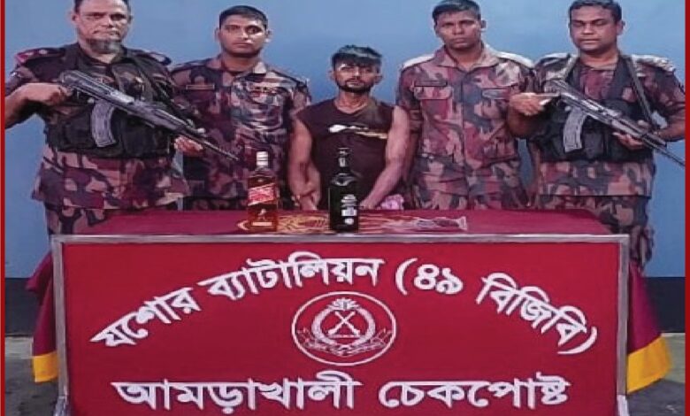 যশোরের শীর্ষ সন্ত্রাসী ‘পিচ্চি রাজা’ গ্রেফতার যশোরের শীর্ষ সন্ত্রাসী ‘পিচ্চি রাজা’ গ্রেফতার