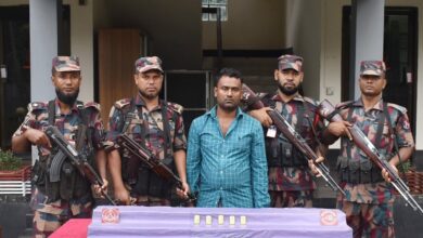 যশোরের ঝুমঝুমপুর এলাকা থেকে ৫টি স্বর্ণের বার সহ পাচারকারী আটক