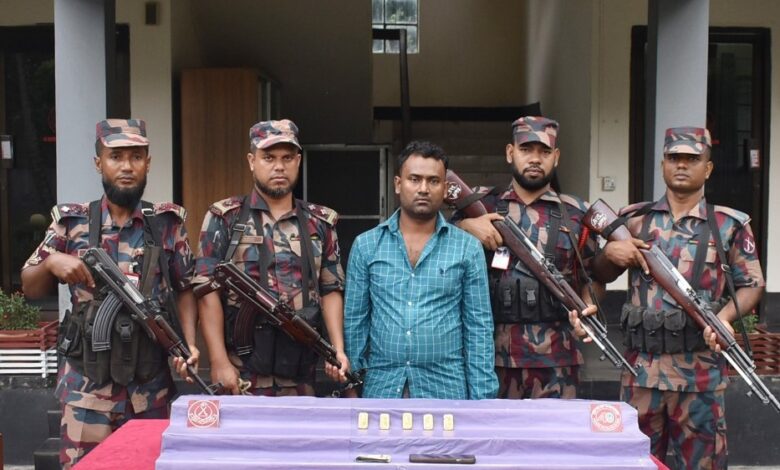 যশোরের ঝুমঝুমপুর এলাকা থেকে ৫টি স্বর্ণের বার সহ পাচারকারী আটক