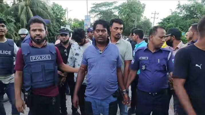 বাগেরহাটের মোল্লাহাটে বিপুল পরিমাণ অস্ত্র ও বুলেট সহ আটক-১১