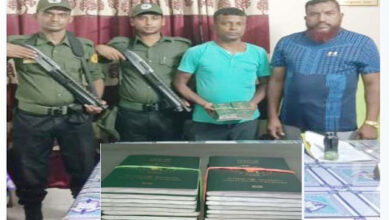 বেনাপোলে ভারতীয় ট্রাক চালকের মাধ্যেমে আসা বাংলাদেশী ২০টি পাসপোর্ট সহ চালক আটক
