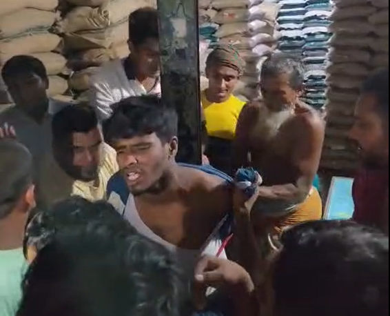 পাবনার কাশীনাথপুরে চাঁদাবাজির চেষ্টাকালে দুজন আটকে গণধোলাই পাবনার কাশীনাথপুরে চাঁদাবাজির চেষ্টাকালে দুজন আটকে গণধোলাই