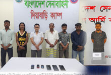 চাঁদাবাজির অভিযোগ : সেনাবাহিনীর হাতে স্বেচ্ছাসেবক দল নেতাসহ ৮ জন গ্রেপ্তার