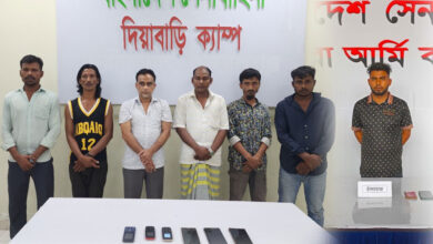 চাঁদাবাজির অভিযোগ : সেনাবাহিনীর হাতে স্বেচ্ছাসেবক দল নেতাসহ ৮ জন গ্রেপ্তার
