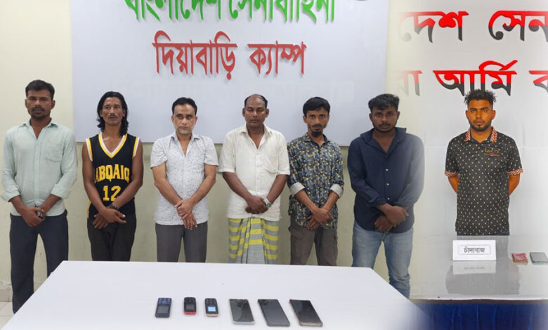 চাঁদাবাজির অভিযোগ : সেনাবাহিনীর হাতে স্বেচ্ছাসেবক দল নেতাসহ ৮ জন গ্রেপ্তার চাঁদাবাজির অভিযোগ : সেনাবাহিনীর হাতে স্বেচ্ছাসেবক দল নেতাসহ ৮ জন গ্রেপ্তার