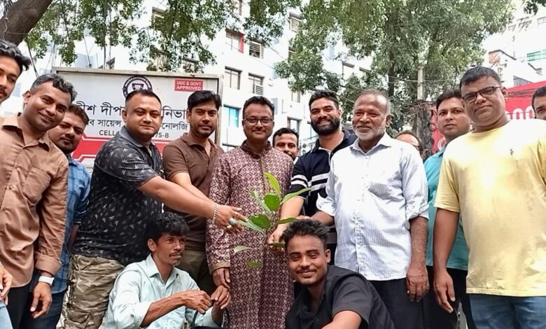 উত্তরার বিভিন্ন পয়েন্টে আজমল হুদা মিঠুর বৃক্ষ রোপন উত্তরার বিভিন্ন পয়েন্টে আজমল হুদা মিঠুর বৃক্ষ রোপন
