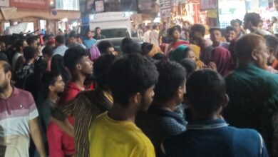 বেতন না দিয়ে পলাতক মালিক, রাস্তা অবরোধ করে বিক্ষোভ শ্রমিকদের
