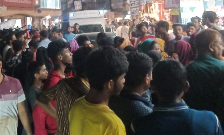 বেতন না দিয়ে পলাতক মালিক, রাস্তা অবরোধ করে বিক্ষোভ শ্রমিকদের
