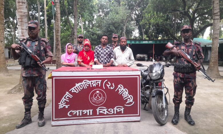 শার্শা সীমান্ত দিয়ে ভারতে যাওয়ার সময় ৪ জন নারী পুরুষ আটক শার্শা সীমান্ত দিয়ে ভারতে যাওয়ার সময় ৪ জন নারী পুরুষ আটক