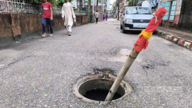 রাজধানীতে ভোরে সিএনজি অটোরিকশা দিয়ে ম্যানহোল ঢাকনা চুরি