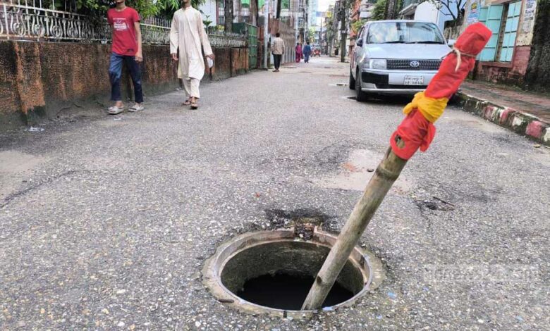 রাজধানীতে ভোরে সিএনজি অটোরিকশা দিয়ে ম্যানহোল ঢাকনা চুরি রাজধানীতে ভোরে সিএনজি অটোরিকশা দিয়ে ম্যানহোল ঢাকনা চুরি