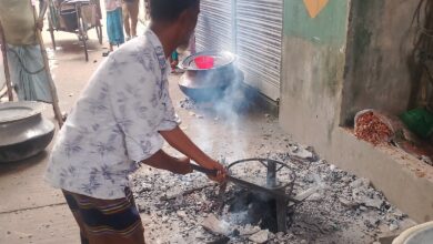 মানুষ চলাচলের রাস্তায় কেন এই বিপদজনক রান্না?