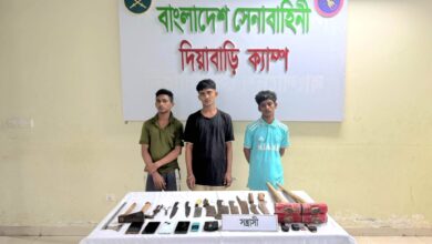 সিরামিক বস্তি থেকে ছয় মাদক কারবারি ও সন্ত্রাসী গ্রেপ্তার, দেশীয় অস্ত্র মাদক জব্দ