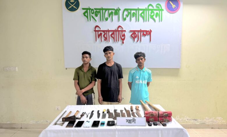 সিরামিক বস্তি থেকে ছয় মাদক কারবারি ও সন্ত্রাসী গ্রেপ্তার, দেশীয় অস্ত্র মাদক জব্দ সিরামিক বস্তি থেকে ছয় মাদক কারবারি ও সন্ত্রাসী গ্রেপ্তার, দেশীয় অস্ত্র মাদক জব্দ