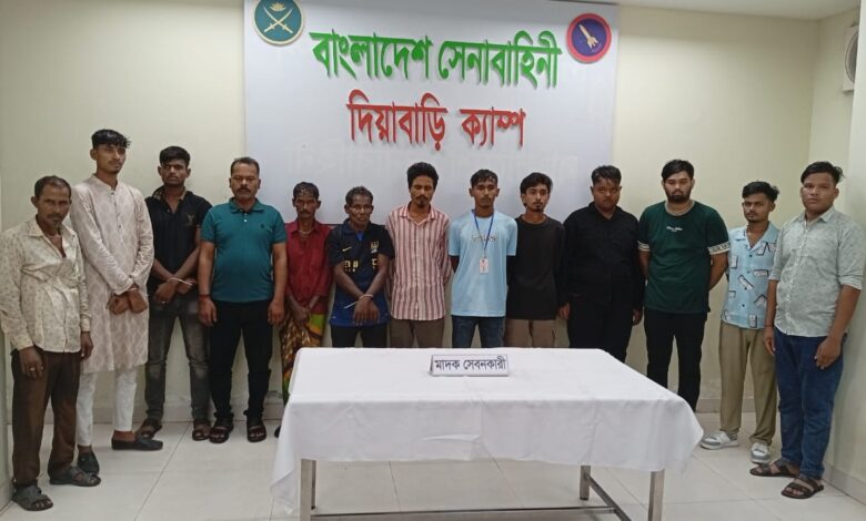 মান্দুরা এবং বৃন্দাবন বস্তি থেকে মাদক ব্যবসায়ী ও মাদকসেবী গ্রেপ্তার