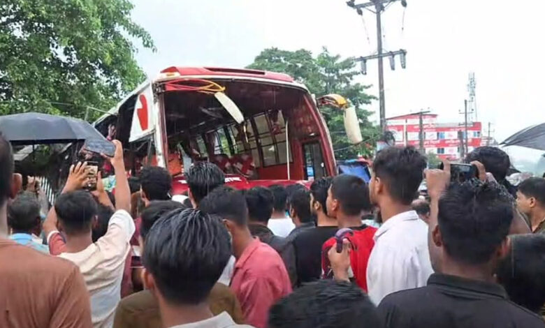 ফেনীতে যাত্রীবাহী বাস উল্টে নারীসহ নিহত ৩ ফেনীতে যাত্রীবাহী বাস উল্টে নারীসহ নিহত ৩