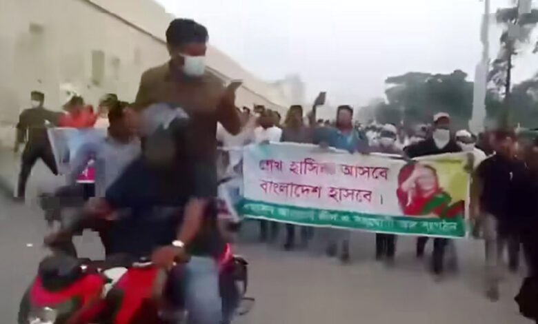 আ.লীগের মিছিলে গেলে ৫ হাজার, ব্যানার ধরলে ৮ হাজার !