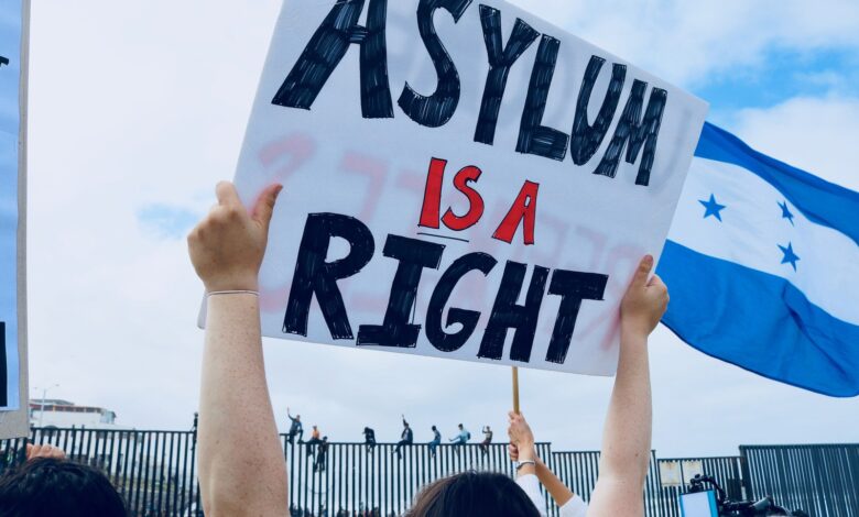 যুক্তরাষ্ট্রে আশ্রয় নীতি স্থগিত—মানবিকতার সংকট কতটা গভীর?