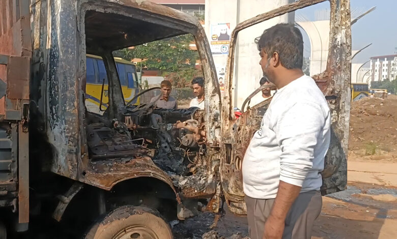 আশুলিয়ায় পার্কিং করে রাখা পিকআপে ভোরবেলায় আগুন দিল দুর্বৃত্তরা আশুলিয়ায় পার্কিং করে রাখা পিকআপে ভোরবেলায় আগুন দিল দুর্বৃত্তরা