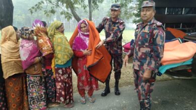 বেনাপোলে বিজিবির গরীব, দুঃস্থ ও শীতার্ত মানুষের মাঝে শীতবস্ত্র বিতরণ