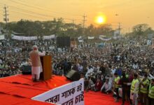 যারা মা-বোনদের কাপড় খুলে ফেলতে চায় তারা আসলে মানুষ নয়: আমীরে জামায়াত ডা. শফিকুর রহমান বাংলাদেশ জামায়াতে ইসলামীর আমীর ডা. শফিকুর রহমান বলেছেন, দাঁড়িপাল্লা ও শাপলা কলির পক্ষে কাজ করতে গেলে যারা মা-বোনদের কাপড় খুলে ফেলতে চায় তারা আসলে মানুষ নয়। আল্লাহ না করুক তারা যদি ক্ষমতায় আসে তাহলে দেশের পরিবেশ কেমন হবে চিন্তা করুন! মা বোনরা ঐক্যবদ্ধ- আগামী ১২ তারিখ এর ফল দেখতে পাবেন। আজ শনিবার (৩১ জানুয়ারি) বিকেলে ঢাকার কেরাণীগঞ্জে ঢাকা জেলা আমীর মাওলানা দেলোয়ার হোসাইনের সভাপতিত্বে ১১ দলীয় নির্বাচনী ঐক্যের জনসভায় প্রধান অতিথির বক্তব্যে ডা. শফিকুর রহমান এসব কথা বলেন। বিশেষ অতিথি হিসেবে বক্তব্য রাখেন জাতীয় নাগরিক পার্টি এনসিপির আহ্বায়াক নাহিদ ইসলাম, জাগপার সহসভাপতি ও মুখপাত্র ইঞ্জিনিয়ার রাশেদ প্রধান, জামায়াতের কেন্দ্রীয় কর্মপরিষদ সদস্য ও নারায়ণগঞ্জ মহনগরী আমীর আব্দুল জব্বার, জামায়াতের কেন্দ্রীয় কর্মপরিষদ সদস্য এডভোকেট মশিউল আলম ছাত্রশিবিরের সেক্রেটারি জেনারেল সিবগাতুল্লাহ সিবগা। এছাড়াও বক্তব্য রাখেন এনসিপির ঢাকা জেলা সমন্বয়ক রাসেল মোল্লা, ছাত্রশিবিরের ঢাকা জেলা দক্ষিণের সভাপতি মাহমুদ আল সিয়াম, এনসিপির ঢাকা-২০ আসনে এমপি প্রার্থী ইঞ্জিনিয়ার নাবিলা তাশদিদ, ঢাকা-১৯ আসনে প্রার্থী দিলশানা পারুল, ঢাকা-২ আসনের প্রার্থী কর্নেল (অব.) আব্দুল হক, ঢাকা-৩ আসনের প্রার্থী অধ্যক্ষ শাহীনুল ইসলাম, ঢাকা-১ আসনের প্রার্থী ব্যরিস্টার নজরুল ইসলাম প্রমুখ। আমীরে জামায়াত ডা. শফিকুর রহমান বলেন, জাতি চিন্তা করেনি ফ্যাসিস্টরা অপদস্ত হয়ে বাংলাদেশে ছেড়ে পালাতে বাধ্য হবে এবং ২০২৬ সালের ১২ ফেব্রুয়ারি একটি নির্বাচন হবে। জাতি চিন্তা করেনি ছোপ ছোপ রক্ত ও সারি সারি লাশ থেকে রেহাই পাবে। তিনি বলেন, সাড়ে ১৫ বছর যারা ফ্যাসিবাদ কায়েম করেছিল তারাই বাংলাদেশের ব্যাংক ডাকাতি ও শেয়ারবাজার লুট করেছে। জনগণেরে পকেট কেটেছে, দেশকে চাঁদাবাজির স্বর্গরাজ্য বানিয়েছে ও দুর্নীতিতে দেশকে ডুবিয়ে দিয়েছে। আমীরে জামায়াত আরও বলেন, জুলাই স্মৃতিঘরে স্বৈরাচারের আয়না ঘরের অনেক প্রটোটাইপ করে রাখা হয়েছে। আগামীতে যারা দেশ পরিচালনা করবেন তাদের দেখে আসা উচিৎ। মানুষের সাথে জুলুম করলে কি পরিণতি হতে পারে, সেখান থেকে শিক্ষা নিতে পারে। তিনি বলেন, দেশকে যারা ভালোবাসে তারা মানুষকে শান্তি দিতে চায়, আর যারা দেশকে ভালোবাসে না তারা মানুষকে কষ্ট দেয়। জামায়াতের শীর্ষ ১১ জনকে মিথ্যা অভিযোগে হত্যা করা হয়েছে। দলের সব অফিস সাড়ে ১৩ বছর বন্ধ রাখা হয়েছে। ১ হাজারের বেশি নেতাকর্মীকেও হত্যা করা হয়েছে। নেতাকমীদের বাড়িঘর বুলডোজার দিয়ে ভেঙে দেয়া হয়েছে। প্রতীক কেড়ে নেয়া হয়েছে, শেষ পর্যন্ত দলকে নিষিদ্ধ করা হয়েছে। ৫ আগস্টের পর দলের ভূমিকা তুলে ধরে আমীরে জামায়াত বলেন, আমরা প্রতিশোধ নেব না বলে ঘোষণা দিয়েছিলাম। তবে ক্ষতিগ্রস্ত ব্যক্তি ও পরিবার যদি আইনের আশ্রয় নেয়, তাহলে ন্যায়বিচার নিশ্চিতে আমরা সর্বাত্মক সহযোগিতা করব। দেশে শান্তি শৃঙ্খলা ফিরিয়ে আনতে আমাদের অনুরোধে সমস্ত ধর্মীয় প্রতিষ্ঠান, ক্ষতিদগ্রস্ত অফিস ও অন্যান্য স্থাপনা দিনে-রাতে ১৫ লক্ষ নেতাকর্মী সারা দেশে পাহারা দিয়ে ভূমিকা রেখেছে। তিনি বলেন, স্বৈরাচার সরকারের মন্ত্রীরা তারা নিজেদের সন্তানদের বিদেশে পাঠিয়ে দেশের মানুষের রক্ত ও সম্পদ নিয়ে খেলা করেছেন। এরা স্বার্থপর, মুনাফেক, এরা যা বলত তা করত না। অনেককে হত্যা করে বুড়িগঙ্গা ও শীতলক্ষ্মা নদীতে ফেলা হয়েছে। যাদের হত্যার পর শরীরে ইট বেঁধে বা বুক চিরে ইটে ঢুকিয়ে কিংবা সিমেন্টের বস্তা বেঁধে পানিতে ফেলে দেয়া হতো। এমনকি অনেক লাশ কেটে মাছের খোরাকে পরিণত করা হয়েছে। জুলাইকে স্বীকৃতি না দেয়ার ষড়যন্ত্র করা একটি দলের সমালোচনা করে আমীরে জামায়াত বলেন, আমরা আশা করিছিলাম তারা জুলাইকে সম্মান করবে। কিন্তু শহীদ পরিবারের সদস্যদের অসস্মান করা হয়েছে। তুচ্ছ-তাচ্ছিল্য করা হয়েছে, তাদের পাত্তাই দিলো না। মাস্টারমাইন্ড হিসেবে তাদের বর্তমান দাবির বিষয়ে তিনি বলেন, জুলাই সম্মান করার মানে চাঁদাবাজি, দুর্নীতি, নিরীহ মানুষের জমি দখল ও মামলা বাণিজ্য, মায়ের গায়ে হাত দেয়া হতে পারে না- এটি জুলাই চেতনার সাথে যায় না। তিনি আরও বলেন, জুলাই সনদ ও সংস্কারে জন্য গণভোট বিষয়ে তারা সামনে আগাতে দেয় না। পরে যখন জনগণ ঠেলা দিয়েছে তখন অর্থাৎ গতকাল থেকে তারা গণভোটের বিষয়ে কথা বলা শুরু করেছে। তিনি বলেন, জুলাই না হলে ২০২৬ সালে কিসের নির্বাচন, জুলাই না হলে তো ফ্যাসিবাদের অধীনে ২৯ সালে নির্বাচন হতো। ২৬ সালে নির্বাচন চাইব আবার জুলাই মানবো না, জুলাইয়ের আকাঙ্ক্ষা পূরণ হবে না এটি হতে পারে না। পরিবর্তনের বাংলাদেশ গড়ার বিষয়ে আমীরে জামায়াত বলেন, আমরা বলেছি- বাংলাদেশকে দুর্নীতি ও চাঁদাবাজমুক্ত করব। মা-বোনদের ইজ্জত প্রতিষ্ঠা করব। ব্যাংক ডাকাতি শেয়ারবাজার লুট বন্ধ করব। তিনি অভিযোগ করে বলেন, যারা নিজেরা বছরের পর উধাও হয়েছিল, তারাই আবার মজলুমদের বলে গুপ্ত আর সুপ্ত। বাদ দেন এগুলো, সমালোচকদের আয়নায় নিজের চেহারা দেখার পরামর্শ দেন তিনি। গণভোটে দলের দাবির বিষয় উল্লেখ করে তিনি বলেন, আমরা চেয়েছিলাম গণভোটটি আগে হোক। তাহলে গণভোট সুন্দর হবে, জাতীয় নির্বাচনও সুন্দর হবে। যুব সমাজের উদ্দেশে আমীরে জামায়াত বলেন, যারা যুবকদের হাতে অপমানজনক বেকার ভাতা তুলে দেবো না। যুবসমাজের অধিকার না দেয়ার কারণে তারা পালিয়ে গেছে। তাদের হাত গড়ে দেবো ও সম্মানের কাজও তুলে দেবো। বেকারভাতার কথা বলে তারা আমাদের যুব সমাজকে অপমান করতে চান। তিনি বলেন, গণভোটে হ্যাঁ ভোটের জয় হবে। হ্যাঁ মানে আজাদি না মানে গোলামী। আমরা আবরার ফাহাদ ও শহীদ শরীফ ওসমান বিন হাদির আধিপত্যবাদমুক্ত বাংলাদেশ চাই। পরে তিনি প্রার্থীদের হাতে দাঁড়িপাল্লা ও শাপলা কলি প্রতীক তুলে দেন। এরাই ১১ দলীয় নির্বাচনী ঐক্যের প্রার্থী। আর কেউ আমাদের প্রার্থী নেই, বলেন ডা. শফিকুর রহমান।