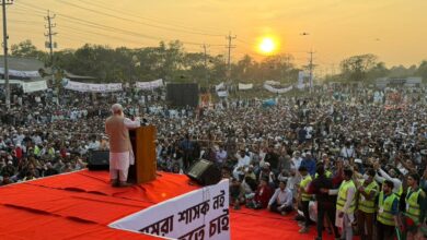 যারা মা-বোনদের কাপড় খুলে ফেলতে চায় তারা আসলে মানুষ নয়: আমীরে জামায়াত ডা. শফিকুর রহমান বাংলাদেশ জামায়াতে ইসলামীর আমীর ডা. শফিকুর রহমান বলেছেন, দাঁড়িপাল্লা ও শাপলা কলির পক্ষে কাজ করতে গেলে যারা মা-বোনদের কাপড় খুলে ফেলতে চায় তারা আসলে মানুষ নয়। আল্লাহ না করুক তারা যদি ক্ষমতায় আসে তাহলে দেশের পরিবেশ কেমন হবে চিন্তা করুন! মা বোনরা ঐক্যবদ্ধ- আগামী ১২ তারিখ এর ফল দেখতে পাবেন। আজ শনিবার (৩১ জানুয়ারি) বিকেলে ঢাকার কেরাণীগঞ্জে ঢাকা জেলা আমীর মাওলানা দেলোয়ার হোসাইনের সভাপতিত্বে ১১ দলীয় নির্বাচনী ঐক্যের জনসভায় প্রধান অতিথির বক্তব্যে ডা. শফিকুর রহমান এসব কথা বলেন। বিশেষ অতিথি হিসেবে বক্তব্য রাখেন জাতীয় নাগরিক পার্টি এনসিপির আহ্বায়াক নাহিদ ইসলাম, জাগপার সহসভাপতি ও মুখপাত্র ইঞ্জিনিয়ার রাশেদ প্রধান, জামায়াতের কেন্দ্রীয় কর্মপরিষদ সদস্য ও নারায়ণগঞ্জ মহনগরী আমীর আব্দুল জব্বার, জামায়াতের কেন্দ্রীয় কর্মপরিষদ সদস্য এডভোকেট মশিউল আলম ছাত্রশিবিরের সেক্রেটারি জেনারেল সিবগাতুল্লাহ সিবগা। এছাড়াও বক্তব্য রাখেন এনসিপির ঢাকা জেলা সমন্বয়ক রাসেল মোল্লা, ছাত্রশিবিরের ঢাকা জেলা দক্ষিণের সভাপতি মাহমুদ আল সিয়াম, এনসিপির ঢাকা-২০ আসনে এমপি প্রার্থী ইঞ্জিনিয়ার নাবিলা তাশদিদ, ঢাকা-১৯ আসনে প্রার্থী দিলশানা পারুল, ঢাকা-২ আসনের প্রার্থী কর্নেল (অব.) আব্দুল হক, ঢাকা-৩ আসনের প্রার্থী অধ্যক্ষ শাহীনুল ইসলাম, ঢাকা-১ আসনের প্রার্থী ব্যরিস্টার নজরুল ইসলাম প্রমুখ। আমীরে জামায়াত ডা. শফিকুর রহমান বলেন, জাতি চিন্তা করেনি ফ্যাসিস্টরা অপদস্ত হয়ে বাংলাদেশে ছেড়ে পালাতে বাধ্য হবে এবং ২০২৬ সালের ১২ ফেব্রুয়ারি একটি নির্বাচন হবে। জাতি চিন্তা করেনি ছোপ ছোপ রক্ত ও সারি সারি লাশ থেকে রেহাই পাবে। তিনি বলেন, সাড়ে ১৫ বছর যারা ফ্যাসিবাদ কায়েম করেছিল তারাই বাংলাদেশের ব্যাংক ডাকাতি ও শেয়ারবাজার লুট করেছে। জনগণেরে পকেট কেটেছে, দেশকে চাঁদাবাজির স্বর্গরাজ্য বানিয়েছে ও দুর্নীতিতে দেশকে ডুবিয়ে দিয়েছে। আমীরে জামায়াত আরও বলেন, জুলাই স্মৃতিঘরে স্বৈরাচারের আয়না ঘরের অনেক প্রটোটাইপ করে রাখা হয়েছে। আগামীতে যারা দেশ পরিচালনা করবেন তাদের দেখে আসা উচিৎ। মানুষের সাথে জুলুম করলে কি পরিণতি হতে পারে, সেখান থেকে শিক্ষা নিতে পারে। তিনি বলেন, দেশকে যারা ভালোবাসে তারা মানুষকে শান্তি দিতে চায়, আর যারা দেশকে ভালোবাসে না তারা মানুষকে কষ্ট দেয়। জামায়াতের শীর্ষ ১১ জনকে মিথ্যা অভিযোগে হত্যা করা হয়েছে। দলের সব অফিস সাড়ে ১৩ বছর বন্ধ রাখা হয়েছে। ১ হাজারের বেশি নেতাকর্মীকেও হত্যা করা হয়েছে। নেতাকমীদের বাড়িঘর বুলডোজার দিয়ে ভেঙে দেয়া হয়েছে। প্রতীক কেড়ে নেয়া হয়েছে, শেষ পর্যন্ত দলকে নিষিদ্ধ করা হয়েছে। ৫ আগস্টের পর দলের ভূমিকা তুলে ধরে আমীরে জামায়াত বলেন, আমরা প্রতিশোধ নেব না বলে ঘোষণা দিয়েছিলাম। তবে ক্ষতিগ্রস্ত ব্যক্তি ও পরিবার যদি আইনের আশ্রয় নেয়, তাহলে ন্যায়বিচার নিশ্চিতে আমরা সর্বাত্মক সহযোগিতা করব। দেশে শান্তি শৃঙ্খলা ফিরিয়ে আনতে আমাদের অনুরোধে সমস্ত ধর্মীয় প্রতিষ্ঠান, ক্ষতিদগ্রস্ত অফিস ও অন্যান্য স্থাপনা দিনে-রাতে ১৫ লক্ষ নেতাকর্মী সারা দেশে পাহারা দিয়ে ভূমিকা রেখেছে। তিনি বলেন, স্বৈরাচার সরকারের মন্ত্রীরা তারা নিজেদের সন্তানদের বিদেশে পাঠিয়ে দেশের মানুষের রক্ত ও সম্পদ নিয়ে খেলা করেছেন। এরা স্বার্থপর, মুনাফেক, এরা যা বলত তা করত না। অনেককে হত্যা করে বুড়িগঙ্গা ও শীতলক্ষ্মা নদীতে ফেলা হয়েছে। যাদের হত্যার পর শরীরে ইট বেঁধে বা বুক চিরে ইটে ঢুকিয়ে কিংবা সিমেন্টের বস্তা বেঁধে পানিতে ফেলে দেয়া হতো। এমনকি অনেক লাশ কেটে মাছের খোরাকে পরিণত করা হয়েছে। জুলাইকে স্বীকৃতি না দেয়ার ষড়যন্ত্র করা একটি দলের সমালোচনা করে আমীরে জামায়াত বলেন, আমরা আশা করিছিলাম তারা জুলাইকে সম্মান করবে। কিন্তু শহীদ পরিবারের সদস্যদের অসস্মান করা হয়েছে। তুচ্ছ-তাচ্ছিল্য করা হয়েছে, তাদের পাত্তাই দিলো না। মাস্টারমাইন্ড হিসেবে তাদের বর্তমান দাবির বিষয়ে তিনি বলেন, জুলাই সম্মান করার মানে চাঁদাবাজি, দুর্নীতি, নিরীহ মানুষের জমি দখল ও মামলা বাণিজ্য, মায়ের গায়ে হাত দেয়া হতে পারে না- এটি জুলাই চেতনার সাথে যায় না। তিনি আরও বলেন, জুলাই সনদ ও সংস্কারে জন্য গণভোট বিষয়ে তারা সামনে আগাতে দেয় না। পরে যখন জনগণ ঠেলা দিয়েছে তখন অর্থাৎ গতকাল থেকে তারা গণভোটের বিষয়ে কথা বলা শুরু করেছে। তিনি বলেন, জুলাই না হলে ২০২৬ সালে কিসের নির্বাচন, জুলাই না হলে তো ফ্যাসিবাদের অধীনে ২৯ সালে নির্বাচন হতো। ২৬ সালে নির্বাচন চাইব আবার জুলাই মানবো না, জুলাইয়ের আকাঙ্ক্ষা পূরণ হবে না এটি হতে পারে না। পরিবর্তনের বাংলাদেশ গড়ার বিষয়ে আমীরে জামায়াত বলেন, আমরা বলেছি- বাংলাদেশকে দুর্নীতি ও চাঁদাবাজমুক্ত করব। মা-বোনদের ইজ্জত প্রতিষ্ঠা করব। ব্যাংক ডাকাতি শেয়ারবাজার লুট বন্ধ করব। তিনি অভিযোগ করে বলেন, যারা নিজেরা বছরের পর উধাও হয়েছিল, তারাই আবার মজলুমদের বলে গুপ্ত আর সুপ্ত। বাদ দেন এগুলো, সমালোচকদের আয়নায় নিজের চেহারা দেখার পরামর্শ দেন তিনি। গণভোটে দলের দাবির বিষয় উল্লেখ করে তিনি বলেন, আমরা চেয়েছিলাম গণভোটটি আগে হোক। তাহলে গণভোট সুন্দর হবে, জাতীয় নির্বাচনও সুন্দর হবে। যুব সমাজের উদ্দেশে আমীরে জামায়াত বলেন, যারা যুবকদের হাতে অপমানজনক বেকার ভাতা তুলে দেবো না। যুবসমাজের অধিকার না দেয়ার কারণে তারা পালিয়ে গেছে। তাদের হাত গড়ে দেবো ও সম্মানের কাজও তুলে দেবো। বেকারভাতার কথা বলে তারা আমাদের যুব সমাজকে অপমান করতে চান। তিনি বলেন, গণভোটে হ্যাঁ ভোটের জয় হবে। হ্যাঁ মানে আজাদি না মানে গোলামী। আমরা আবরার ফাহাদ ও শহীদ শরীফ ওসমান বিন হাদির আধিপত্যবাদমুক্ত বাংলাদেশ চাই। পরে তিনি প্রার্থীদের হাতে দাঁড়িপাল্লা ও শাপলা কলি প্রতীক তুলে দেন। এরাই ১১ দলীয় নির্বাচনী ঐক্যের প্রার্থী। আর কেউ আমাদের প্রার্থী নেই, বলেন ডা. শফিকুর রহমান।