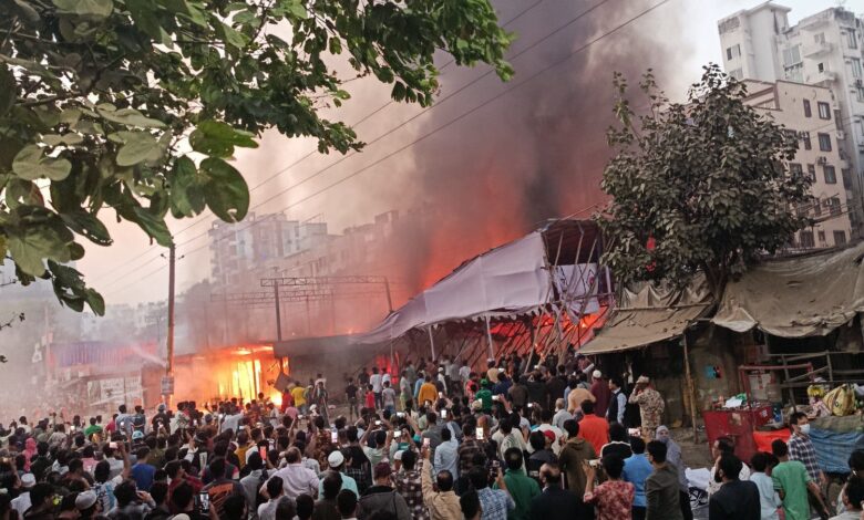 আগুনের সূত্রপাত ওয়েলডিং কাজের সময়: উত্তরা ১১ নং সেক্টরের রমজান মার্কেটে ভয়াবহ অগ্নিকাণ্ড আগুনের সূত্রপাত ওয়েলডিং কাজের সময়: উত্তরা ১১ নং সেক্টরের রমজান মার্কেটে ভয়াবহ অগ্নিকাণ্ড