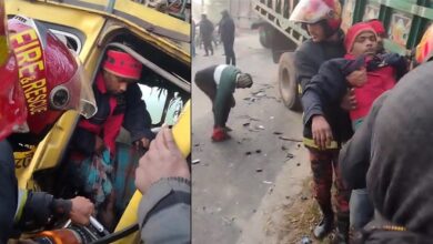 দুর্ঘটনাকবলিত গাড়িতে আটকে ছিলেন ২ চালক, ৯৯৯ নম্বরে ফোনকলে উদ্ধার ৪ জন