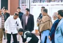 রাজনীতিতে ‘পায়ে সালাম’ সংস্কৃতি: ব্যক্তিপূজা বনাম গণতান্ত্রিক ও ধর্মীয় মূল্যবোধ