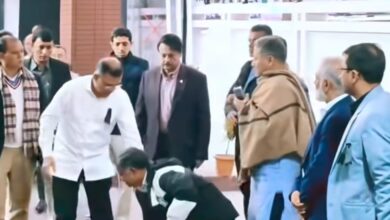 রাজনীতিতে ‘পায়ে সালাম’ সংস্কৃতি: ব্যক্তিপূজা বনাম গণতান্ত্রিক ও ধর্মীয় মূল্যবোধ