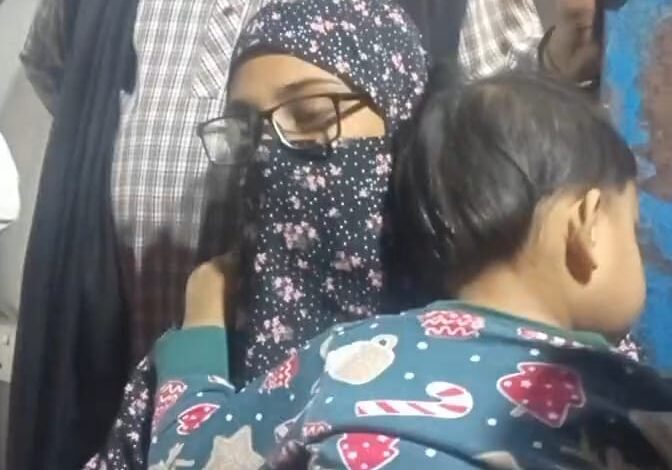 নিকুঞ্জে অমানবিকতা: স্ত্রী-সন্তানকে তালাবদ্ধ করে পালালেন স্বামী, উদ্ধার করলো ৯৯৯ নিকুঞ্জে অমানবিকতা: স্ত্রী-সন্তানকে তালাবদ্ধ করে পালালেন স্বামী, উদ্ধার করলো ৯৯৯