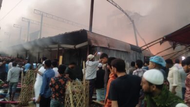 উত্তরা ১১ নং সেক্টরে ভয়াবহ অগ্নিকাণ্ড, বিএনপি প্রার্থী এস এম জাহাঙ্গীর হোসেনের অফিসসহ একাধিক বাজারে আগুন