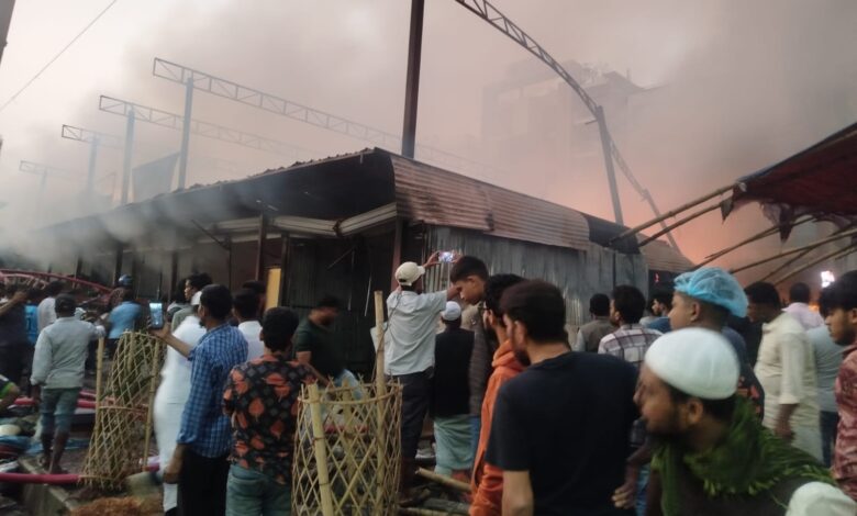 উত্তরা ১১ নং সেক্টরে ভয়াবহ অগ্নিকাণ্ড, বিএনপি প্রার্থী এস এম জাহাঙ্গীর হোসেনের অফিসসহ একাধিক বাজারে আগুন উত্তরা ১১ নং সেক্টরে ভয়াবহ অগ্নিকাণ্ড, বিএনপি প্রার্থী এস এম জাহাঙ্গীর হোসেনের অফিসসহ একাধিক বাজারে আগুন