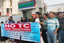 টিসি ইসু‌্যতে রাজউক কলেজের সামনে অভিভাবকদের মানববন্ধন