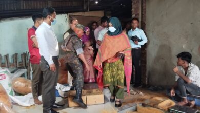 ফেনীতে অস্বাস্থ্যকর পরিবেশে খাবার তৈরি: হীরা সুইটসকে ৫০ হাজার টাকা জরিমানা, মধুমেলাকে সতর্কবার্তা