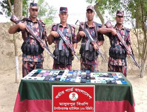 চাঁপাইনবাবগঞ্জে ৮৮টি ভারতীয় মোবাইল ফোন জব্দ