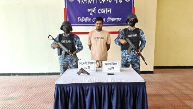 টেকনাফে বিদেশি পিস্তলসহ কুখ্যাত মানবপাচারকারী আটক