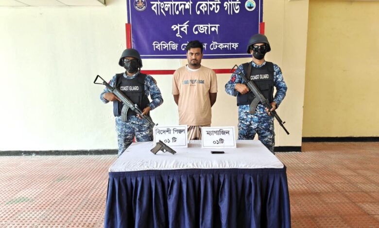টেকনাফে বিদেশি পিস্তলসহ কুখ্যাত মানবপাচারকারী আটক