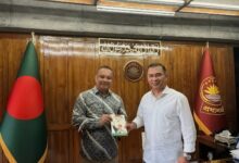 প্রধানমন্ত্রীর হাতে বিএনপি সরকারের ৮ ফ্ল্যাগশিপ কর্মসূচির অগ্রগতি বিষয়ক বুকলেট হস্তান্তর