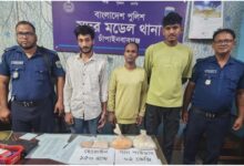চাঁপাইনবাবগঞ্জে গান পাউডার ও হেরোইনসহ ৩ জন গ্রেপ্তার
