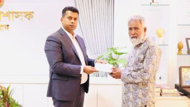 মানবিকতার উজ্জ্বল দৃষ্টান্ত: অসুস্থ পরিবহন শ্রমিকের পাশে দাঁড়ালেন চট্টগ্রামের ডিসি জাহিদ