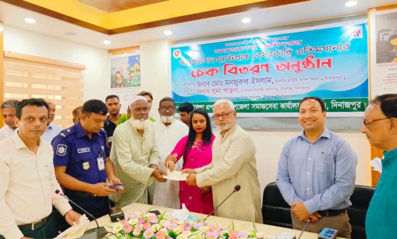 বীরগঞ্জে ৩০টি বেসরকারি এতিমখানার মাঝে সরকারি অনুদানের চেক বিতরণ
